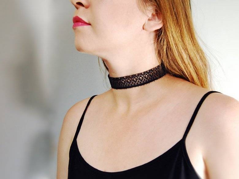 Чокер на шею: что означает, с чем носить (фото 2021), как сделать своими руками - ladiesvenue.ru