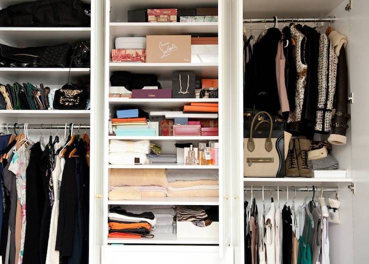 Как навести порядок в гардеробной: полезные идеи, которые сэкономят вам место