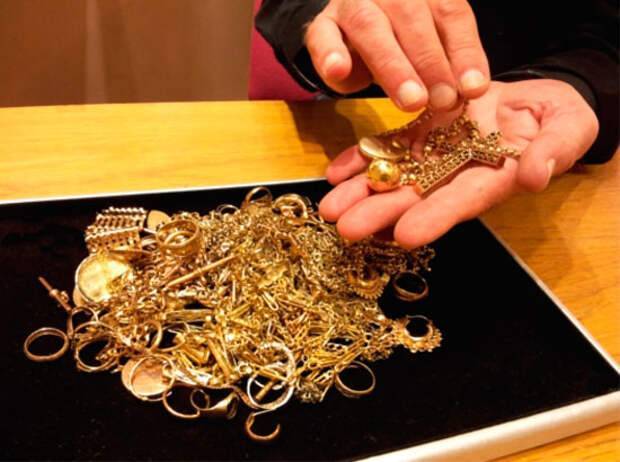Можно ли покупать золото в ломбарде для себя: ассортимент изделий, плюсы и минусы покупки, методы очищения б/у золота и правила ношения чужих украшений