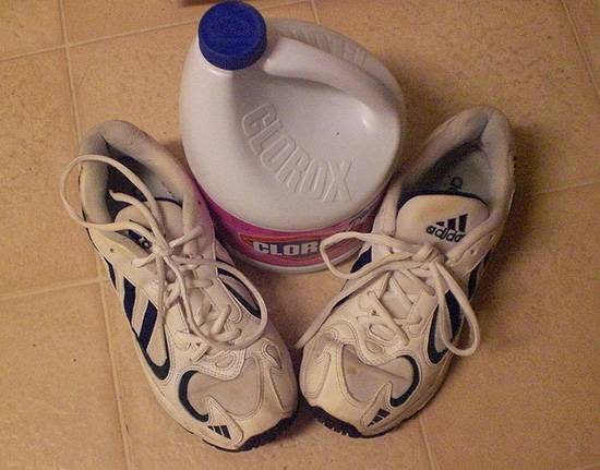 Можно ли стирать в стиральной машине замшевые кроссовки: как правильно, как почистить светлую обувь из замши от грязи вручную, что будет, если стирка проведена неверно?