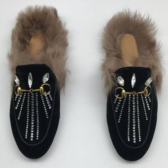 Почему зимние женские лоферы с мехом – подходящая обувь для городской модницы