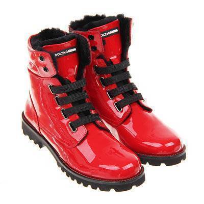 Красные ботинки женские, с чем носить замшевые и кожаные на черном каблуке, высокая лаковая обувь ярких цветов, модные сочетания в одежде и гардеробе