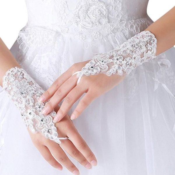 Как подобрать красивые свадебные перчатки, митенки и длинные перчатки невесты, атласные и кружевные модели, оригинальные аксессуары без пальцев