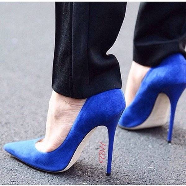 С чем носить синие туфли: правильные цветовые сочетания