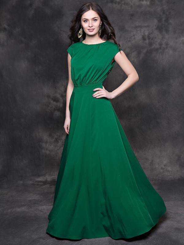 Зеленое платье 2021: фото модных моделей и сочетаний