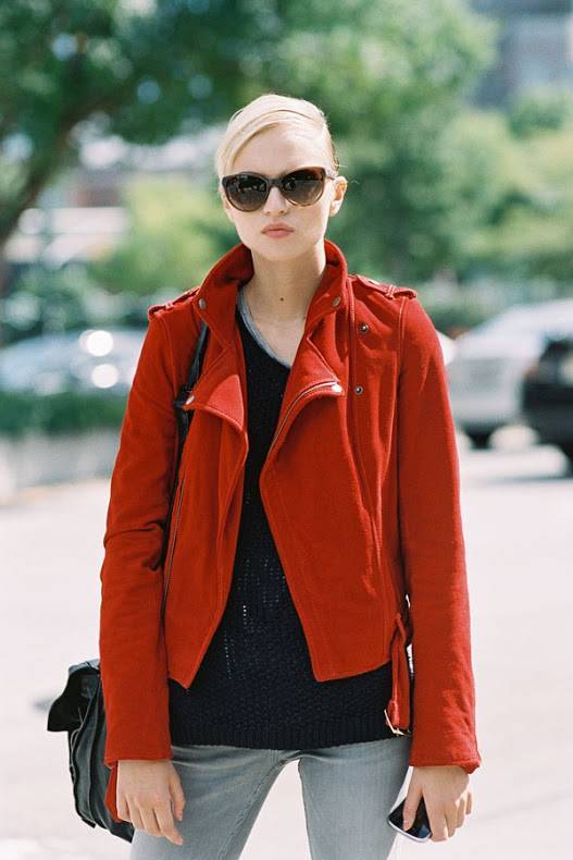 Красная кожаная куртка : с чем носить в 2021 - шкатулка красоты