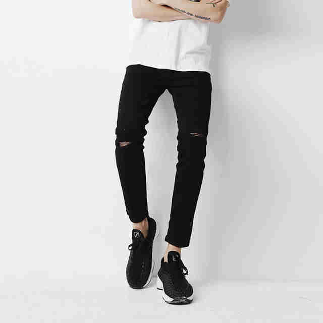 Черные джинсы с дырками на коленях, варианты модных моделей