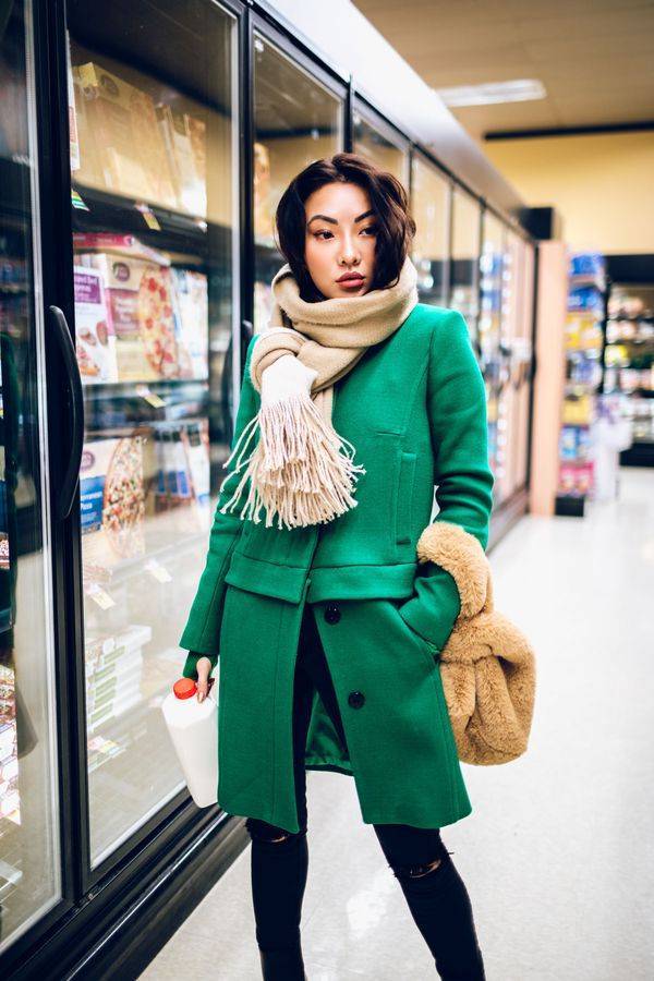 Зеленое пальто темных, ярких оттенков – с чем носить, фото
