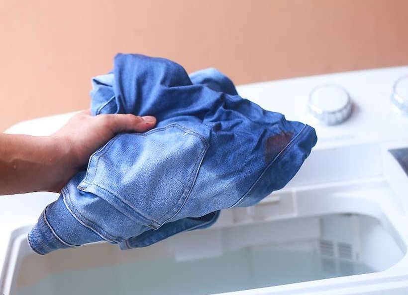 Как отстирать гуашь с одежды в домашних условиях: способы удаления свежих и старых пятен