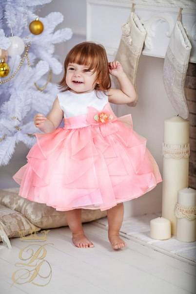 Платье на годик маленькой девочке должно быть эффектным и удобным, выбираем правильно