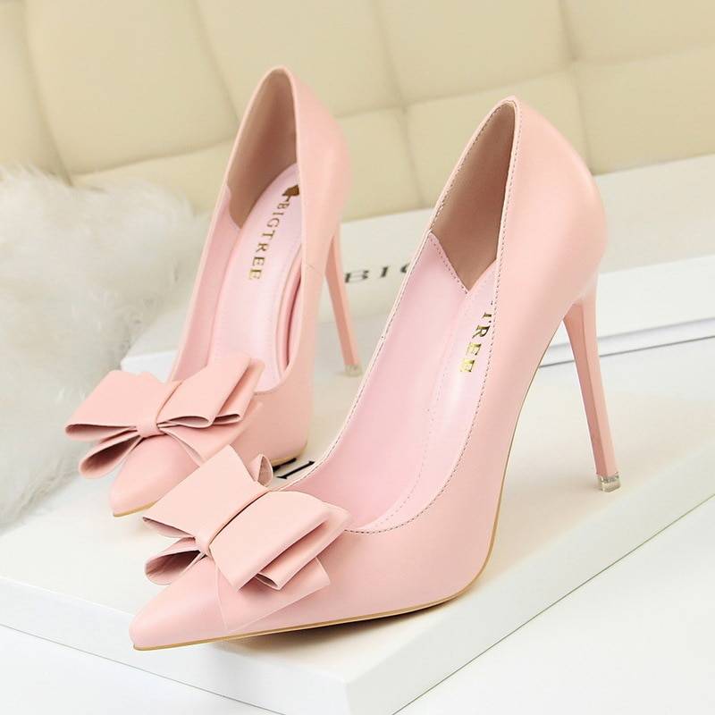 Какую обувь можно носить с бледно-розовым платьем?