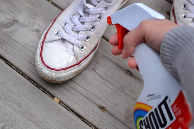 Чем и как почистить белые кроссовки от желтых пятен, черных полос на подошве в домашних условиях