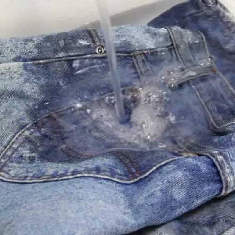 Как отстирать жирное пятно на джинсах? чем вывести старые и свежие пятна?