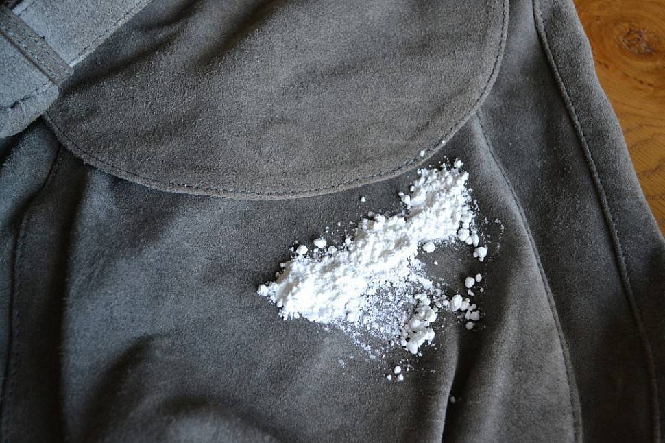 Методы бережной чистки искусственной или натуральной замшевой куртки в домашних условиях