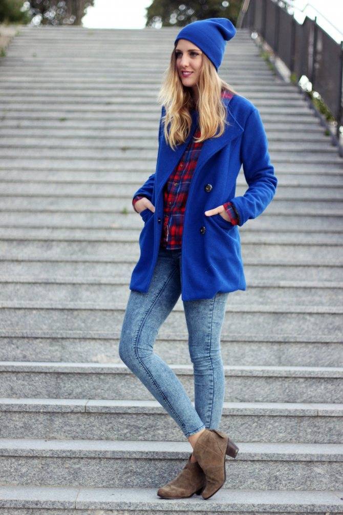 С чем носить синюю куртку женщине: советы стилиста