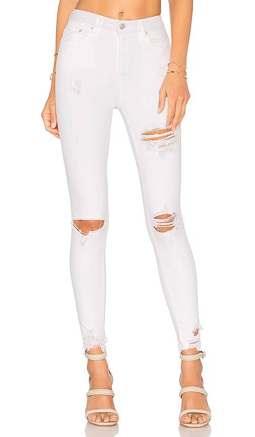 С чем носить белые джинсы женские 2021: стильные образы