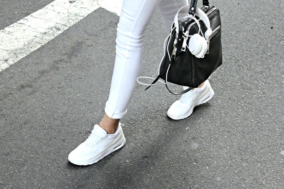 С чем носить белые кроссовки: модные женские образы, фото