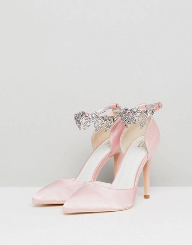 Какую обувь можно носить с бледно-розовым платьем?