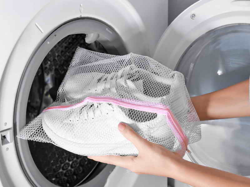 Несложные, но важные правила, как стирать тканевые кроссовки руками и в машинке-автомат