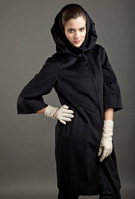 Модные образы с женскими пальто с капюшоном: разнообразие моделей и фасонов, подбор гармоничных дополнений на любой случай