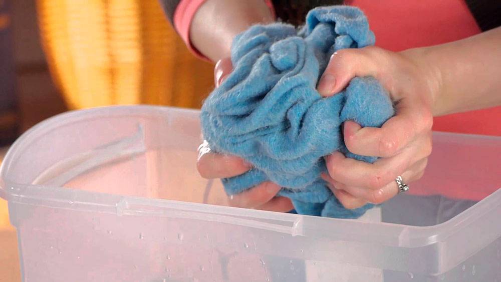 Как правильно постирать шерстяной свитер в машинке и вручную