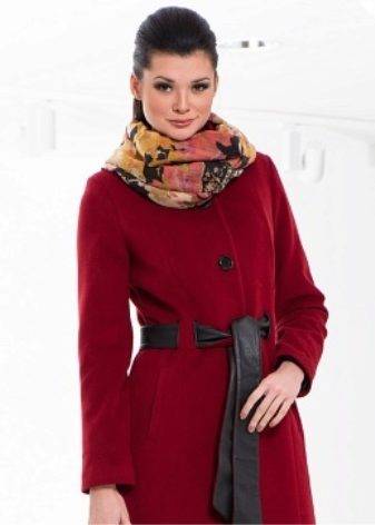 Женское красное пальто – длинное, короткое, с мехом, капюшоном – какой шарф, шапка подойдет к пальто красного цвета?
