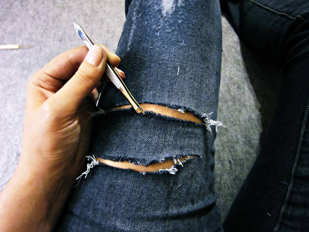 Как сделать модные дырки и потертости на джинсах