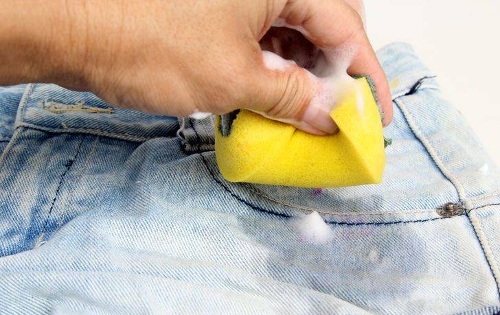 Как отстирать жирное пятно на джинсах: чем вывести масляное пятно, как избавится от старого загрязнения