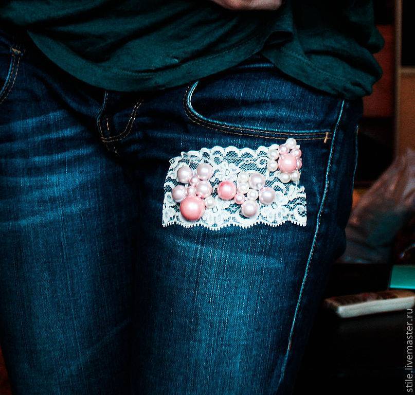 Украсить джинсы вышивкой – схемы и техника