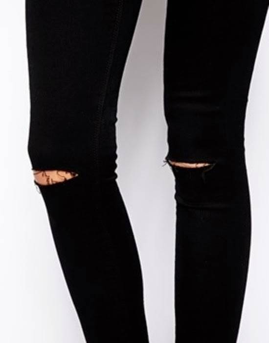 Как выбирать и с чем сочетать черные джинсы с дырками на коленях