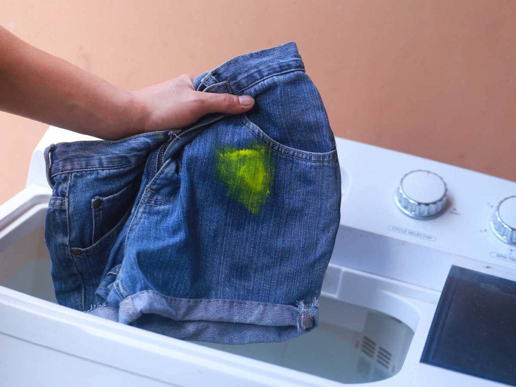 Как отстирать пятна от травы на джинсах и одежде в домашних условиях?
