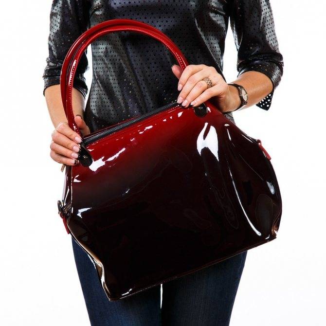 С чем стилисты советуют носить красную сумку, самые удачные сочетания