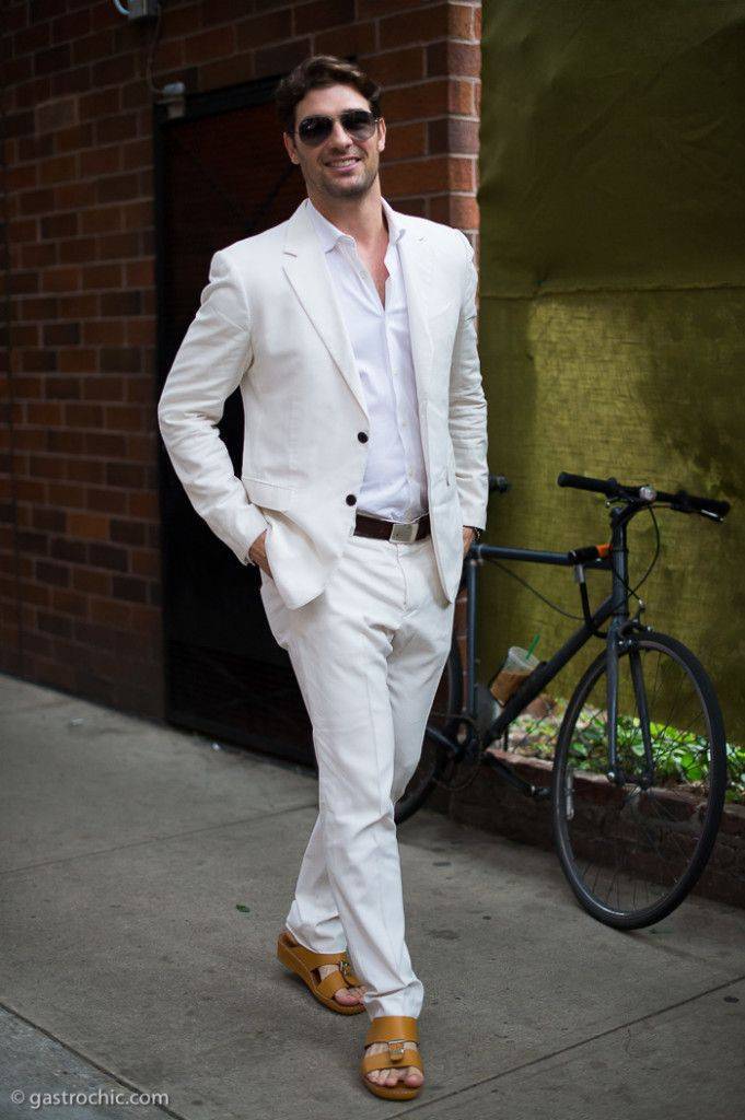 Белый женский костюм — отличный выбор для праздничного гардероба