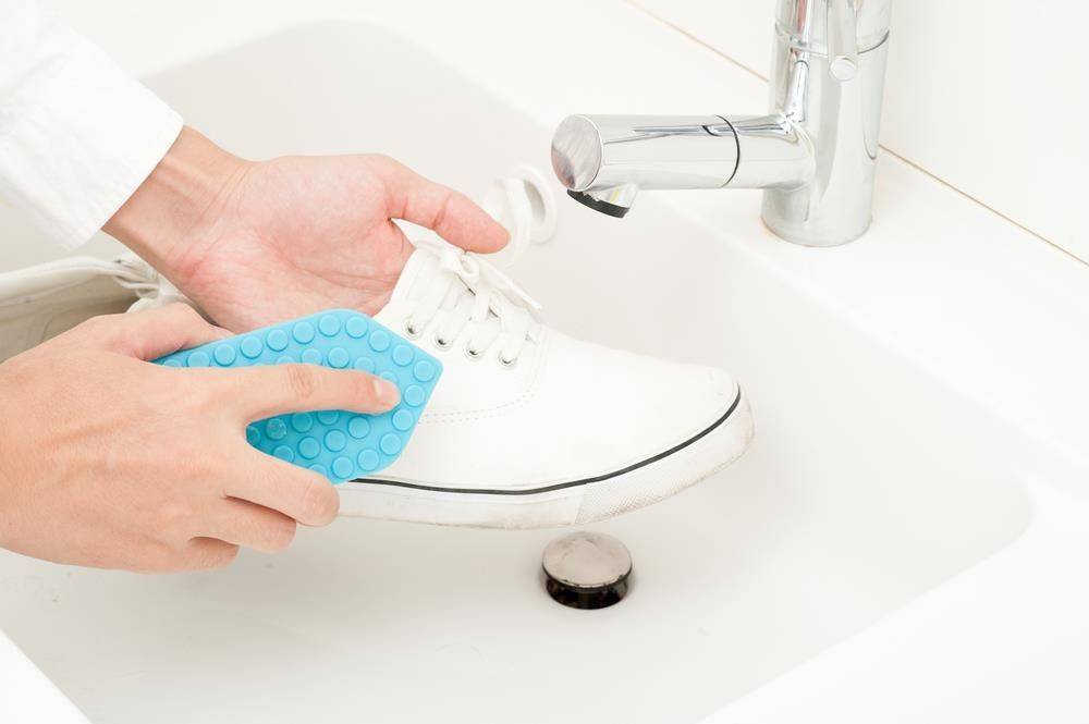 Как отмыть светлые кроссовки после путешествия: самые простые способы