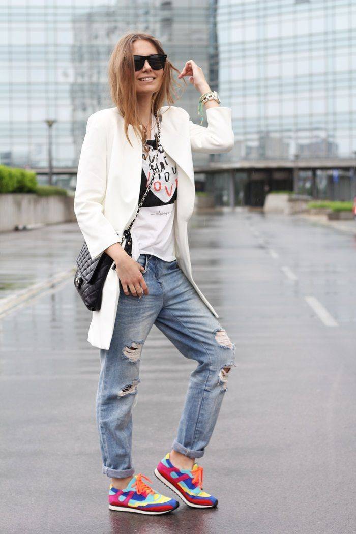 С чем носить широкие джинсы - фото образов 2021 - fashionme