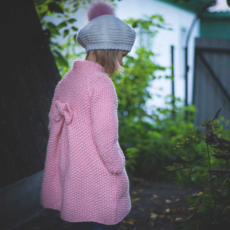 Вязаное пальто для девочки на годик