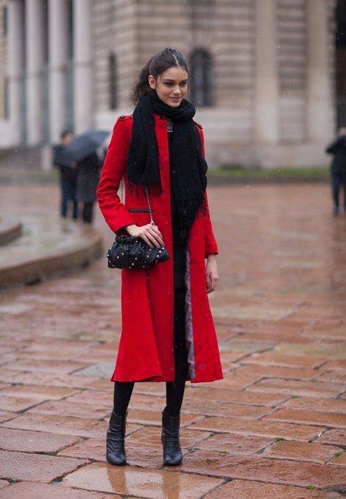 Ношу красное пальто: советы как подобрать аксессуары, фото