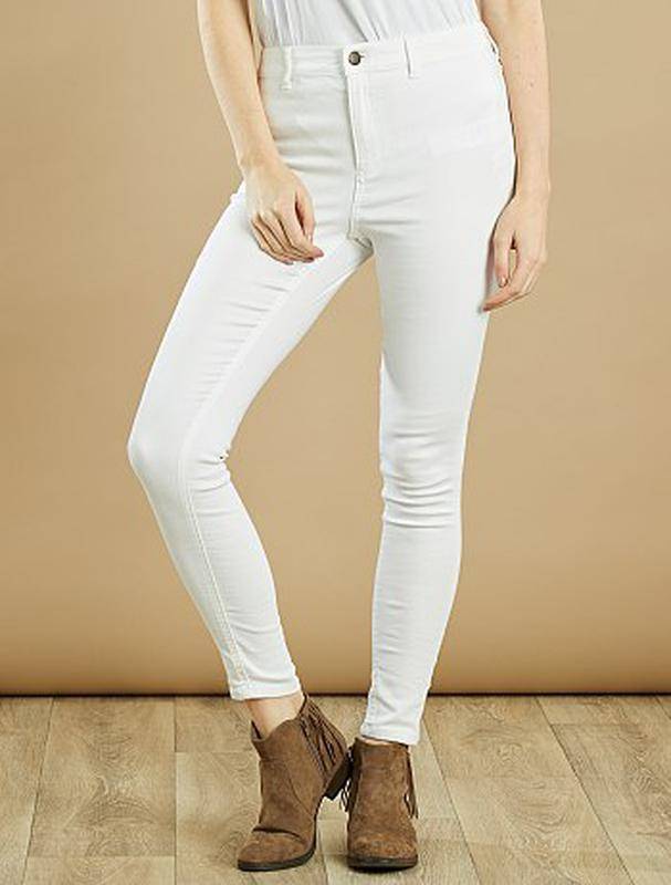 С чем лучше носить белые джинсы в 2022 году: мужской и женский гардероб