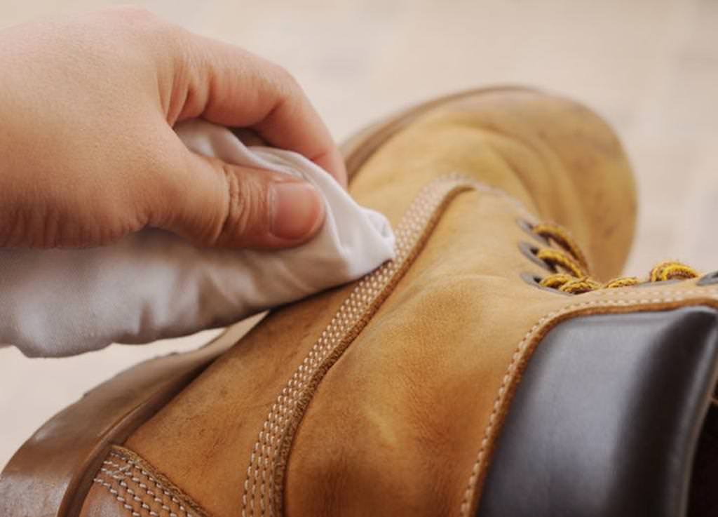 Чистка обуви из нубука в условиях дома: как правильно чистить и чем