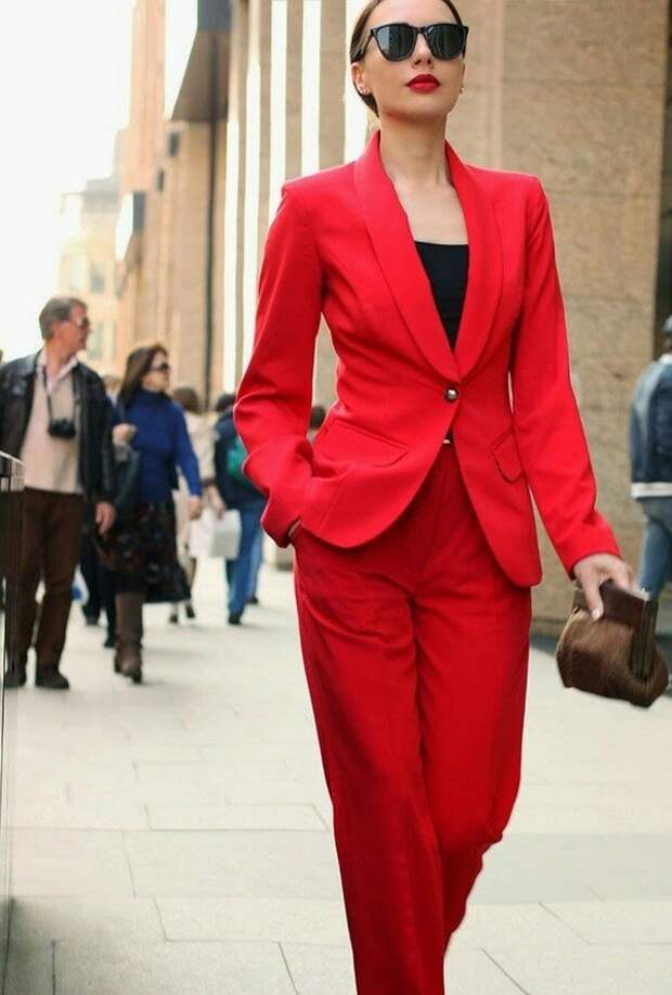 С чем носить красные брюки: правила составления модного комплекта