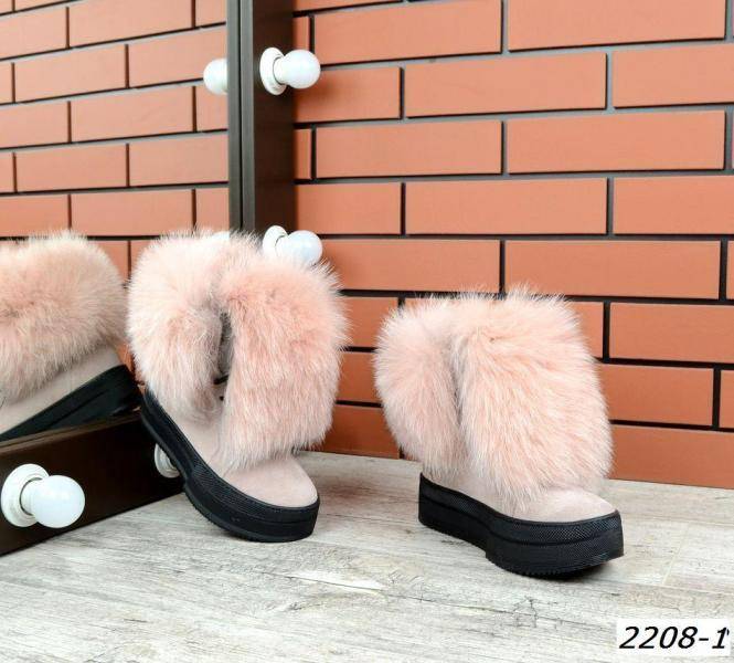 Почему зимние женские лоферы с мехом - подходящая обувь для городской модницы