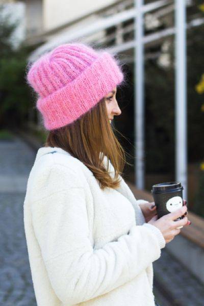 Зимне-осенняя мода рекомендует шапку с подворотом