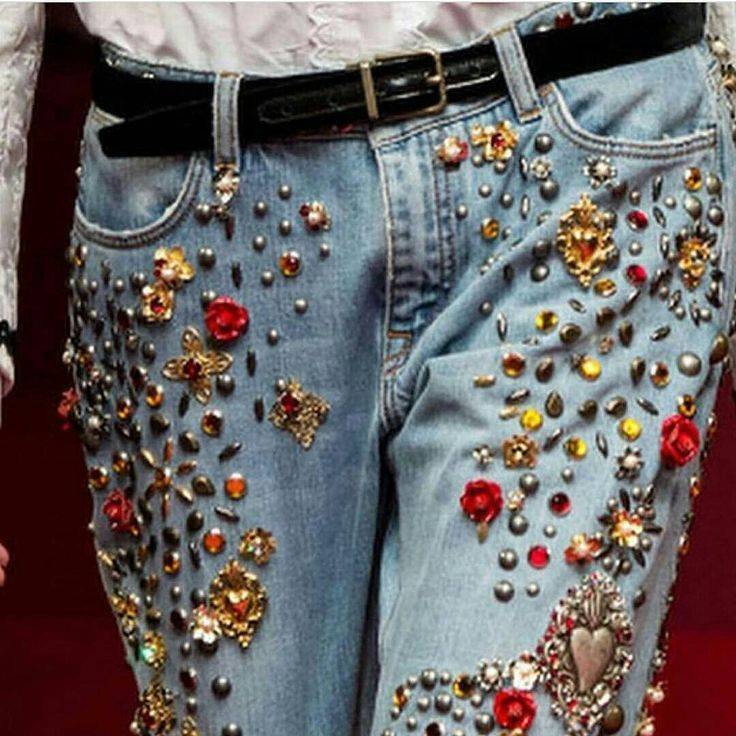 Как украсить джинсы своими руками? вышивкой, кружевом, фурнитурой?
