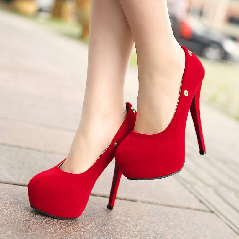 С чем лучше всего носить красные туфли на высоком каблуке? модные и популярные решения