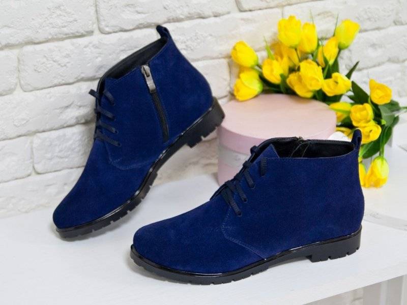 С чем носить синие туфли разных моделей и в разных образах?