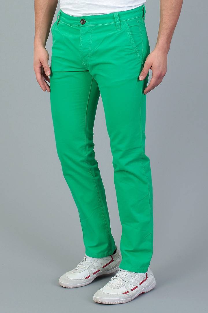 Зеленые брюки: с чем носить (63 фото): классические, спортивные, зауженные или широкие
