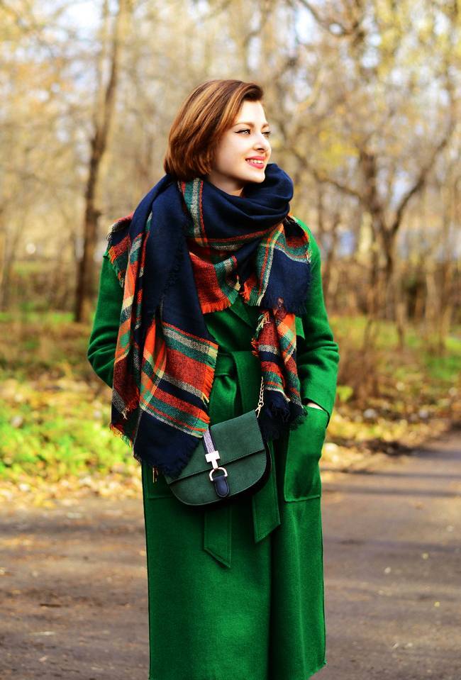 С чем носить зеленое пальто: подбираем шарф, шапку и обувь