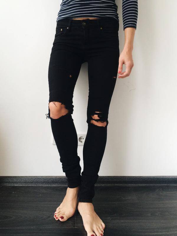Женские джинсы с дырками на коленях: модные модели 100 фото