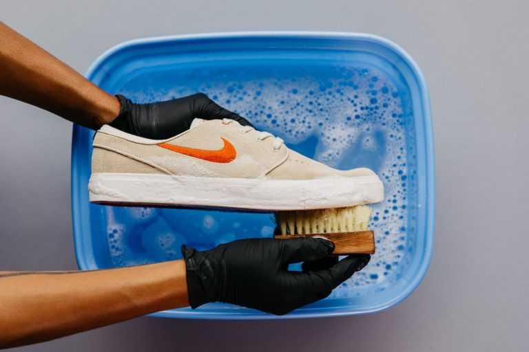 Как стирать кроссовки nike в стиральной машине и вручную: можно ли мочить, особенности чистки найк air max, как правильно сушить после стирки?