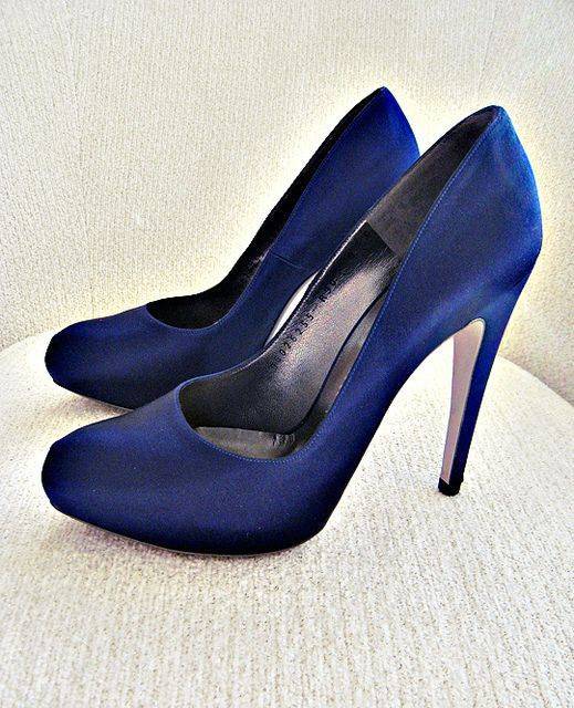 Как подобрать туфли к синему платью: секреты стиля